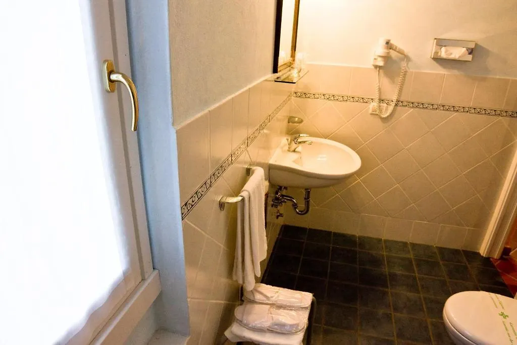 Locanda La Casetta Angera 2*,